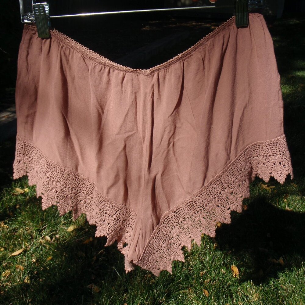 Lace Bottom Shorts - Picture 2 of 3